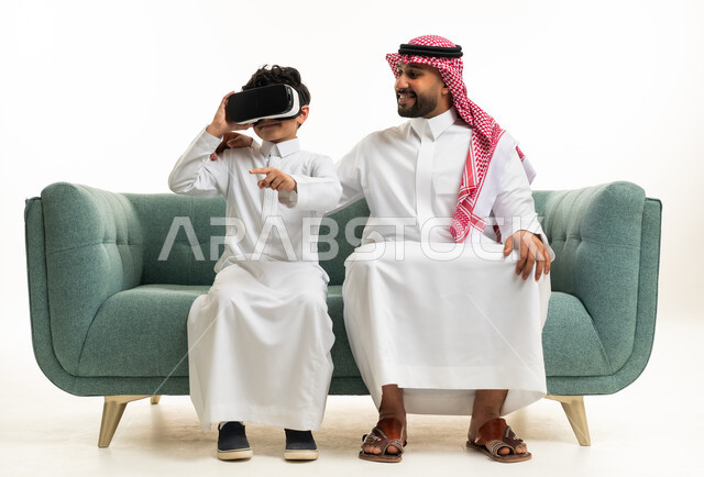 أب سعودي وابنه يستخدمان تقنية الواقع الافتراضي