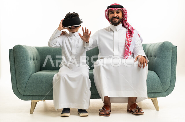 أب وابن سعودي مع نظارة الواقع الافتراضي