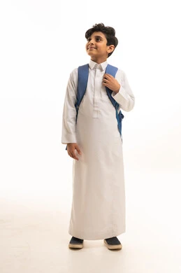 طالب سعودي بالثوب التقليدي وحقيبة مدرسية زرقاء