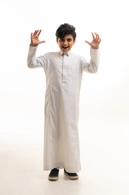 طفل سعودي متحمس بالثوب الأبيض التقليدي