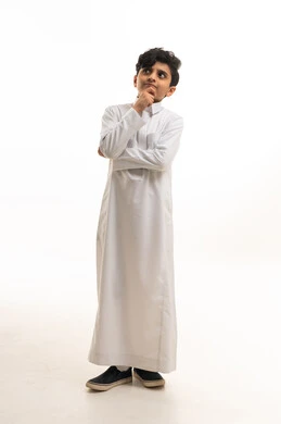 طفل سعودي بالثوب الأبيض بوضعية التفكير