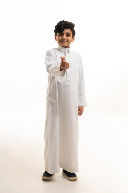 طفل سعودي بالثوب الأبيض يقوم بعمل حركة القلب