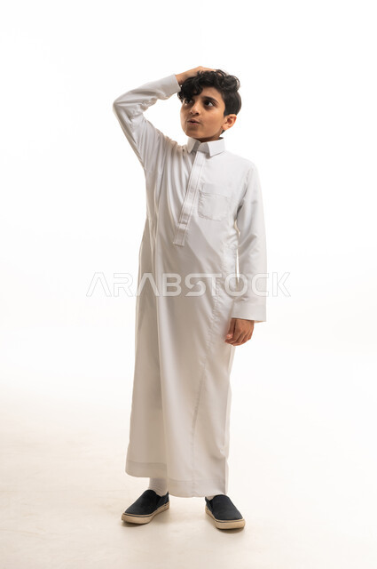 طفل سعودي بزي تقليدي يظهر تعابير الاندهاش والحيرة
