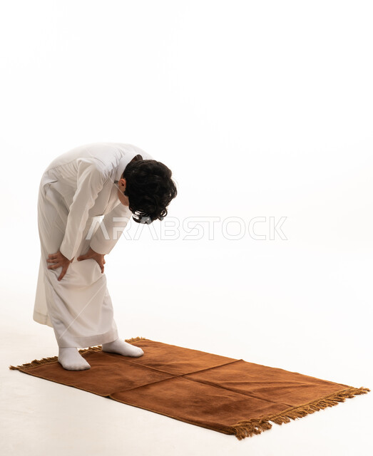 طفل سعودي يؤدي الركوع في الصلاة