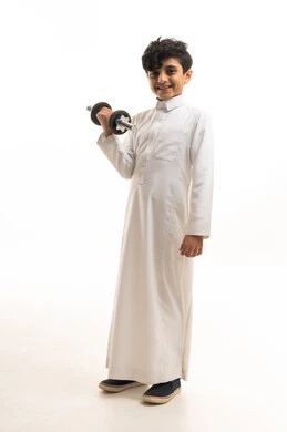 طفل سعودي بالثوب التقليدي يرفع الأثقال