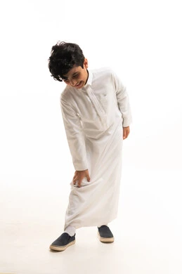 طفل سعودي بالثوب الأبيض في استوديو تصوير
