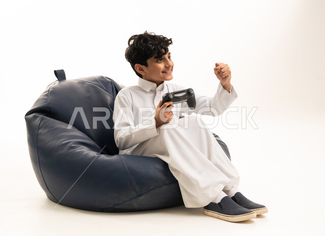طفل سعودي بالثوب يلعب ألعاب الفيديو على بين باج