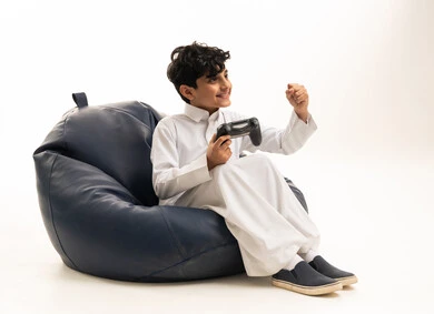 طفل سعودي بالثوب يلعب ألعاب الفيديو على بين باج