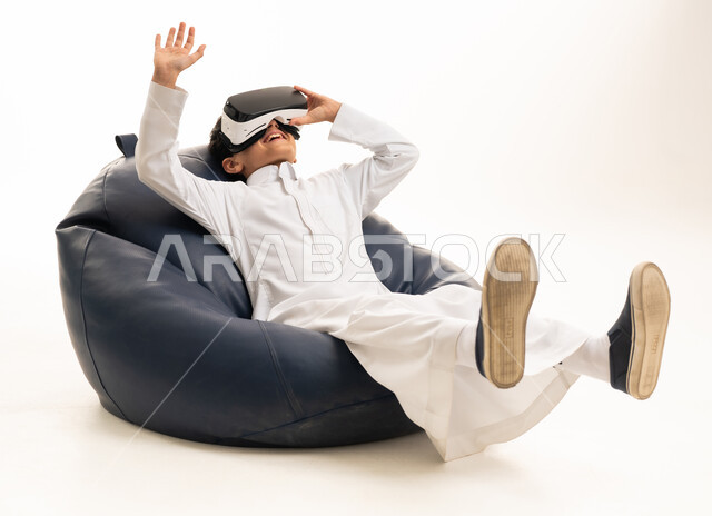 طفل سعودي بالثوب يستخدم نظارات الواقع الافتراضي