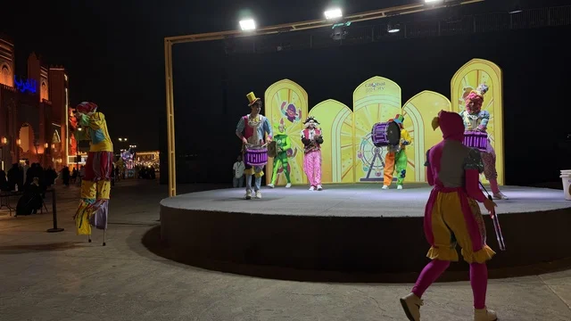 عروض فناني السيرك في القرية العالمية بدبي ليلاً