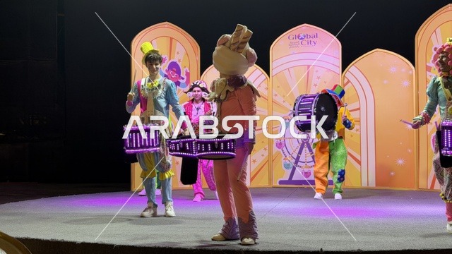 عرض مسرحي حي وعازفو طبول في القرية العالمية بدبي