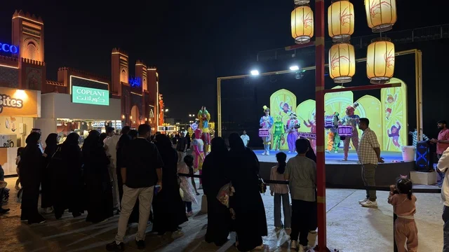عرض مسرحي ليلي في القرية العالمية بدبي