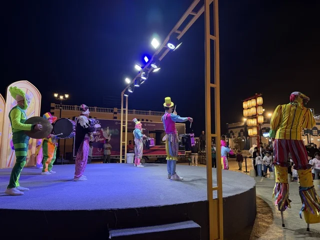 عروض فنية في القرية العالمية دبي في الليل