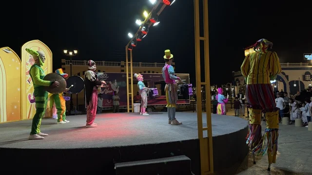 عرض مسرحي ليلي في القرية العالمية بدبي