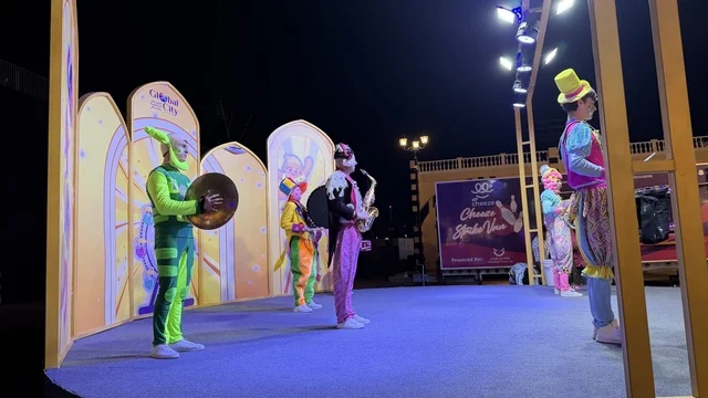 عرض استعراضي على مسرح القرية العالمية في دبي