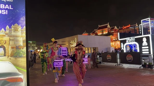 عروض الشارع في القرية العالمية بدبي ليلاً