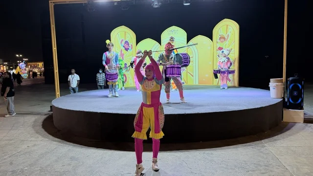 عروض الشارع والراقصين في القرية العالمية بدبي ليلاً