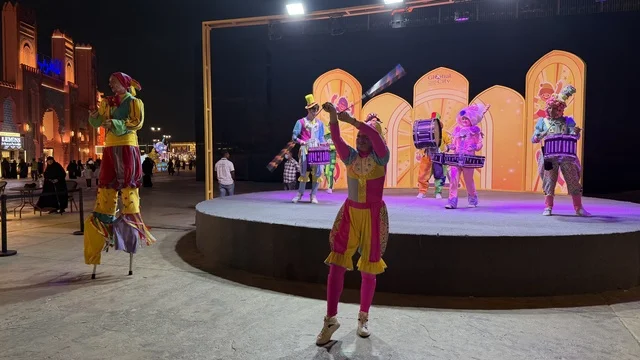 عروض ترفيهية في القرية العالمية بدبي ليلاً