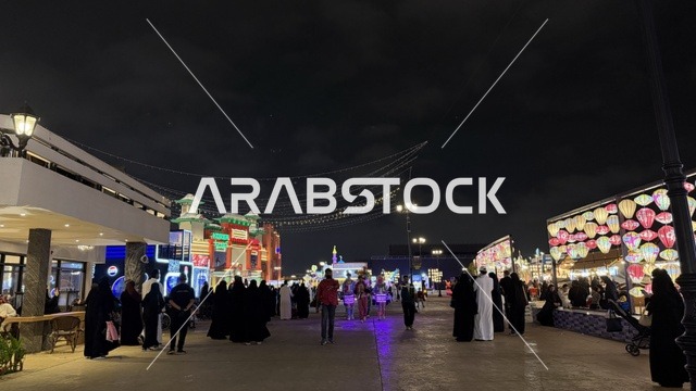 حشود وزوار القرية العالمية في دبي ليلاً