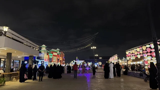 حشود وزوار القرية العالمية في دبي ليلاً