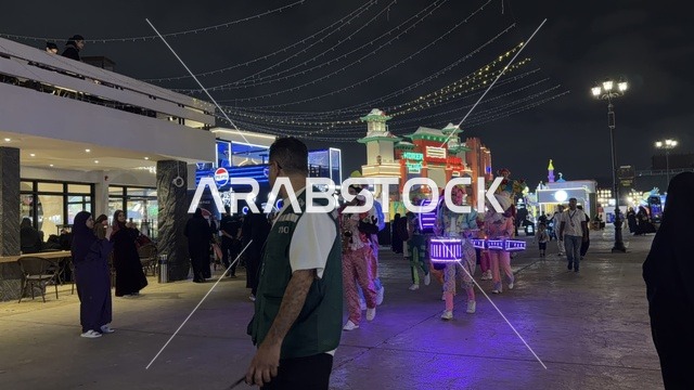 موكب القرية العالمية في دبي مع طبالين ليلاً