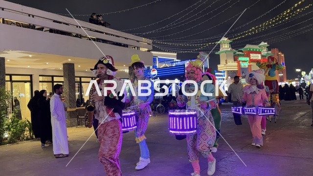 القرية العالمية دبي موكب ليلي مع عازفي طبول ليد