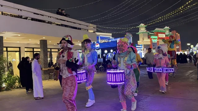 القرية العالمية دبي موكب ليلي مع عازفي طبول ليد