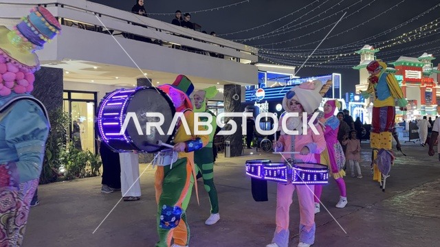 عرض القرية العالمية الليلي في دبي مع الطبول المضيئة