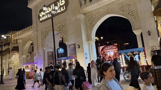 جناح خان الخليلي في القرية العالمية بدبي ليلاً