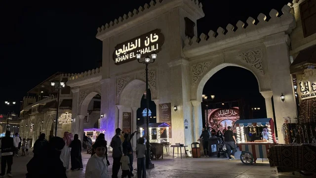 جناح خان الخليلي القرية العالمية دبي ليلاً