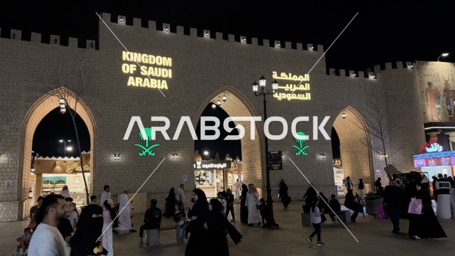 جناح المملكة العربية السعودية في القرية العالمية دبي ليلاً