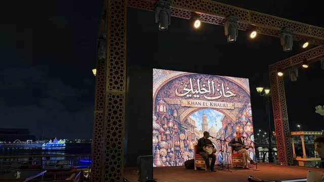 عازفون على مسرح القرية العالمية في دبي ليلاً