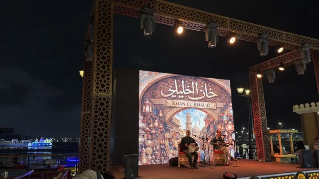 موسيقيون يعزفان في القرية العالمية دبي ليلاً