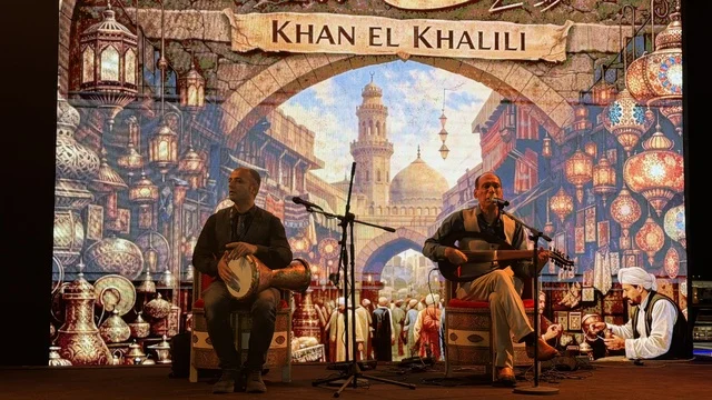 عازفون على خشبة المسرح في القرية العالمية دبي