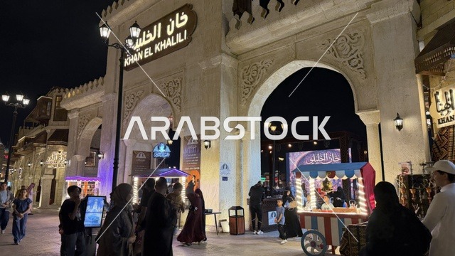 جناح خان الخليلي في القرية العالمية بدبي ليلاً
