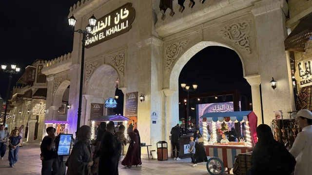 جناح خان الخليلي في القرية العالمية بدبي ليلاً