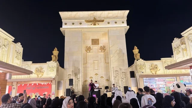 عرض موسيقي حي في القرية العالمية بدبي الجناح الإيراني