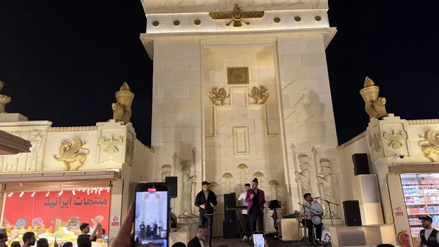 فرقة موسيقية حية في جناح إيران بالقرية العالمية دبي