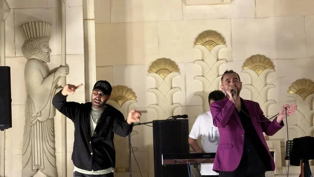 عرض موسيقي حي في القرية العالمية دبي