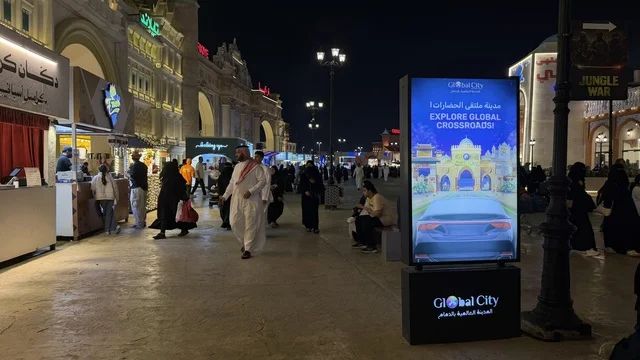 زوار القرية العالمية في دبي ليلاً في المسارات المزدحمة