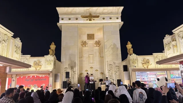 عرض حي في جناح إيران بالقرية العالمية دبي