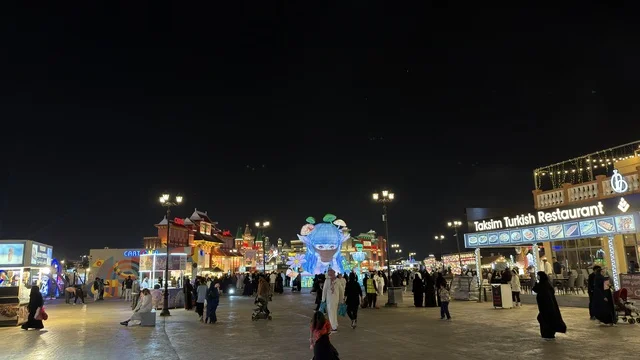 منطقة المشاة في القرية العالمية بدبي ليلاً