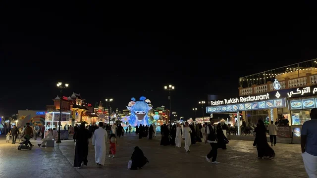 القرية العالمية دبي منطقة ترفيهية ليلية