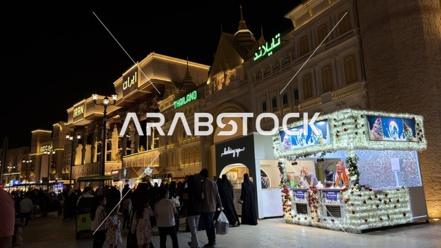 القرية العالمية دبي ليلاً مع أجنحة الدول المضاءة