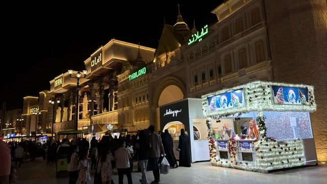 القرية العالمية دبي ليلاً مع أجنحة الدول المضاءة