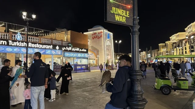 بوليفارد وورلد الرياض منطقة المطاعم والترفيه ليلاً