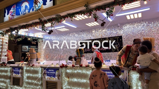 كشك آيس كريم تركي في سوق داخلي ليلاً