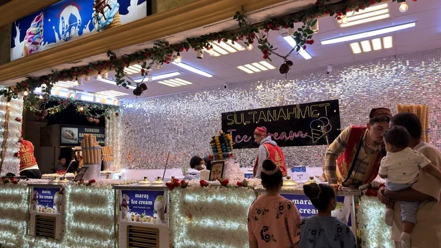 كشك آيس كريم تركي في سوق داخلي ليلاً