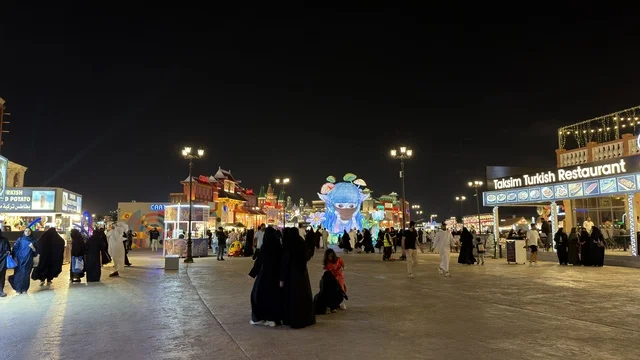 القرية العالمية في دبي ليلاً وحشود الزوار