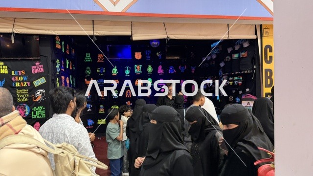 متجر لوحات نيون مضيئة في فعالية سعودية